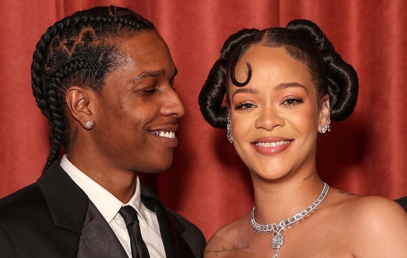 Rihanna alături de A$AP Rocky și băiețelul lor pe coperta revistei Vogue. Imaginile cu familia ei au strâns milioane de like-uri pe rețelele de socializare