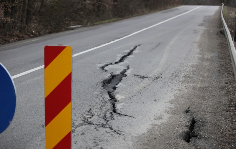 Drumul Național 10 Buzău-Brașov este serios afectat de alunecările de teren. Drumul este surpat în 25 de puncte