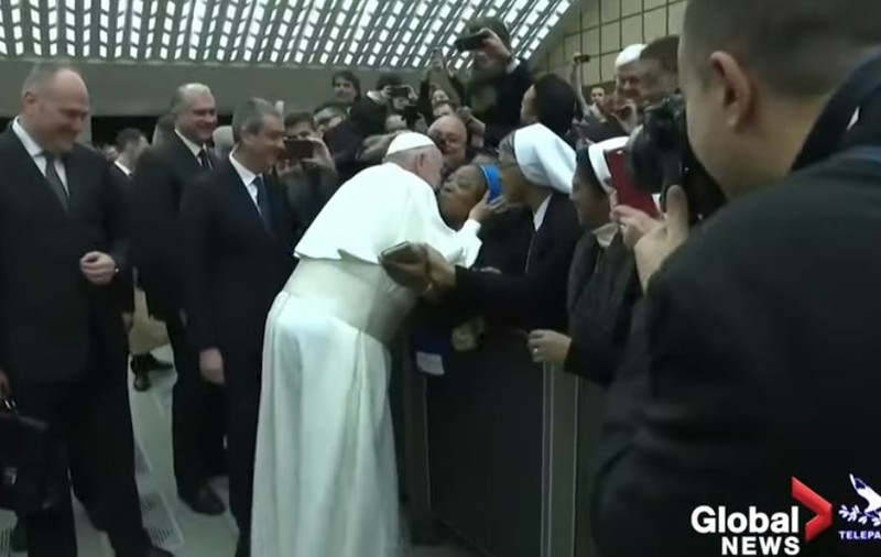 Papa Francisc a sărutat o călugăriță după ce a pus-o să promită că nu-l mușcă