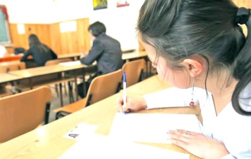 O elevă din Alba eliminată de la bacalaureat a câștigat în instanță dreptul la examen
