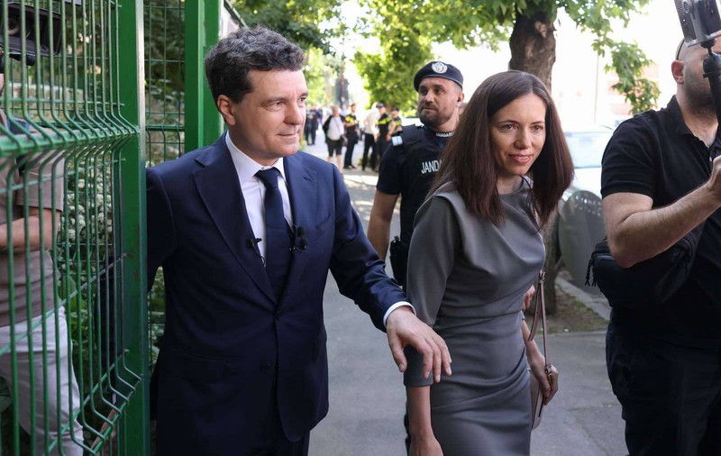 Cum a apărut Mirabela Grădinaru la secția de votare. L-a ținut de mână pe Nicușor Dan și a fost numai cu zâmbetul pe buze