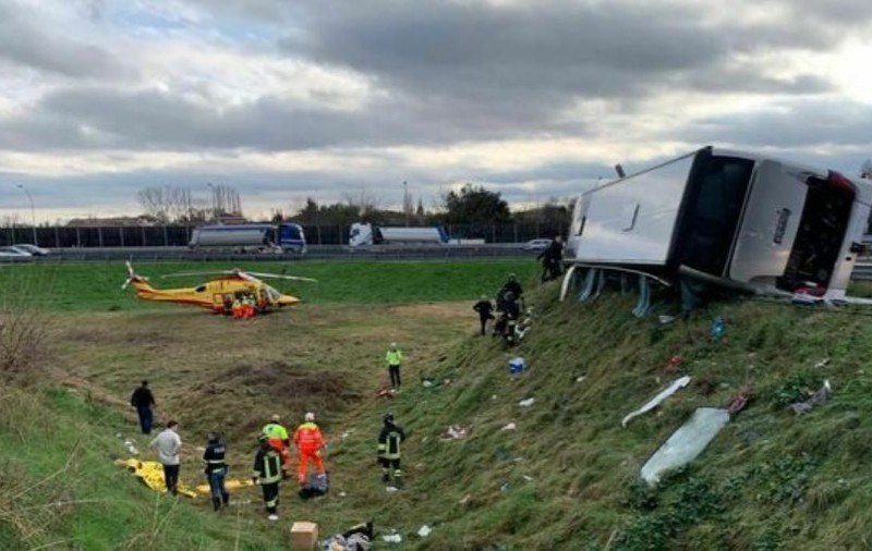 Un autocar cu 56 de români s-a răsturnat pe o autostradă din Italia. 22 de persoane, transportate la spital. Precizările MAE