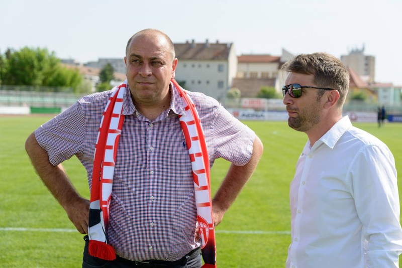 Laszlo Dioszegi (stânga), patronul celor de la Sepsi