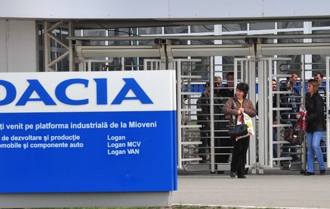 Muncitorii români ies de la tura de dimineață de la fabrica Dacia din orașul Mioveni, situat la 130 km nord-vest de București, pe 9 aprilie 2008. 