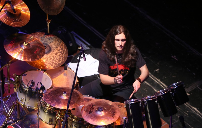 VIDEO/ Bateristul lui Covaci - mai tare decât Țăndărică? Povestea puștiului care cântă la tobe de la 2 ani