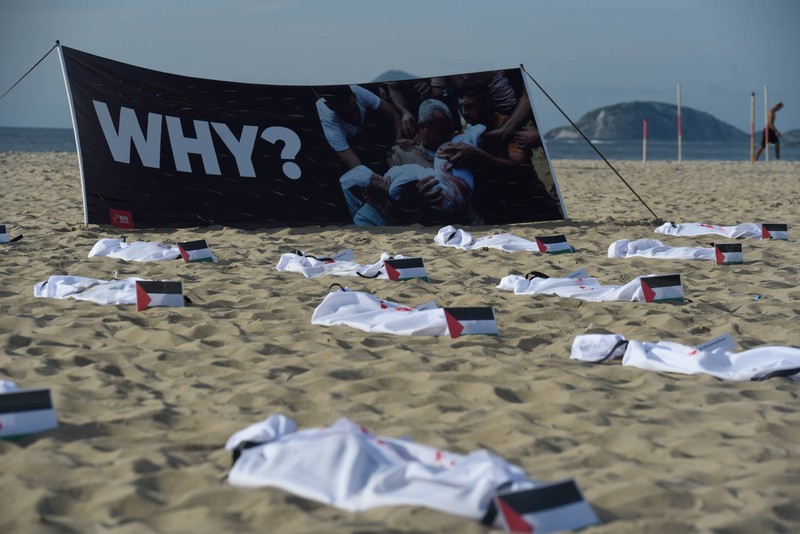 NOVEMBER 03, RIO DE JANEIRO BRAZIL , 2023. : One hundred and twenty shrouds will be spread on the beach sand simulating the bodies of the little ones The NGO Rio de Paz will hold this Friday, the 3rd, between 6 am and 11 am, in Copacabana, an event in repudiation of the war in the Middle East and the murder of thousands of Palestinian children in Gaza caused by Israel. Israel, after the heinous crime committed by the anti-Semitic and genocidal group called Hamas, opted for war as the only and legitimate way to exercise the right to self-defense. Strange defense of rights. . It allows humanity to interpret its response to evil as conditioned by a desire for revenge that has clouded the understanding of its rulers; ,, SIPA/FABIO TEIXERA //TEIXEIRA_TEIXEIRA.0016/Credit:FABIO TEIXEIRA/SIPA/2311041238,Image: 819590226, License: Rights-managed, Restrictions: , Model Release: no