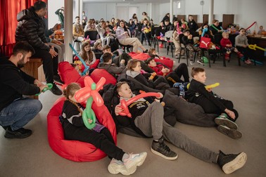 Copiii se uită la desene animate într-o sală din căminul studențesc | Foto: Eli Driu / Libertatea