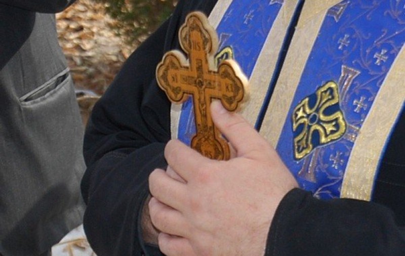 Un preot din Iași a ucis doi câini. A tras cu pușca ziua în amiaza mare