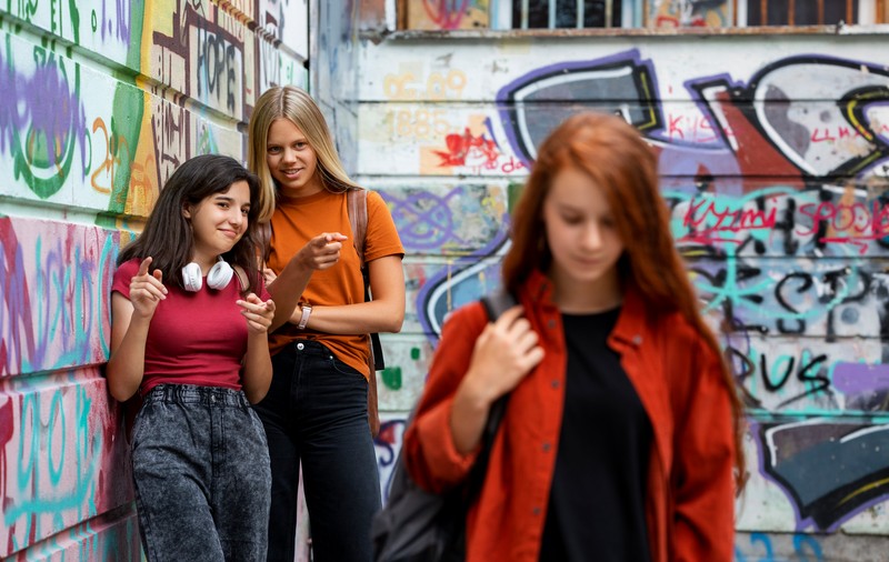 Conținutul toxic din social media afectează fetele din România. 47% dintre adolescente se confruntă cu presiunea de a arăta perfect