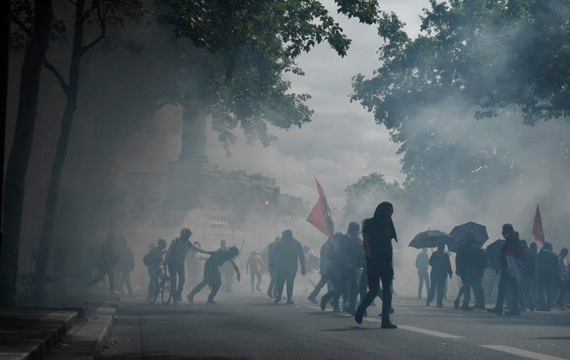 Violențe la Paris chiar de Ziua Franței. Poliția a folosit gaze lacrimogene împotriva manifestanților