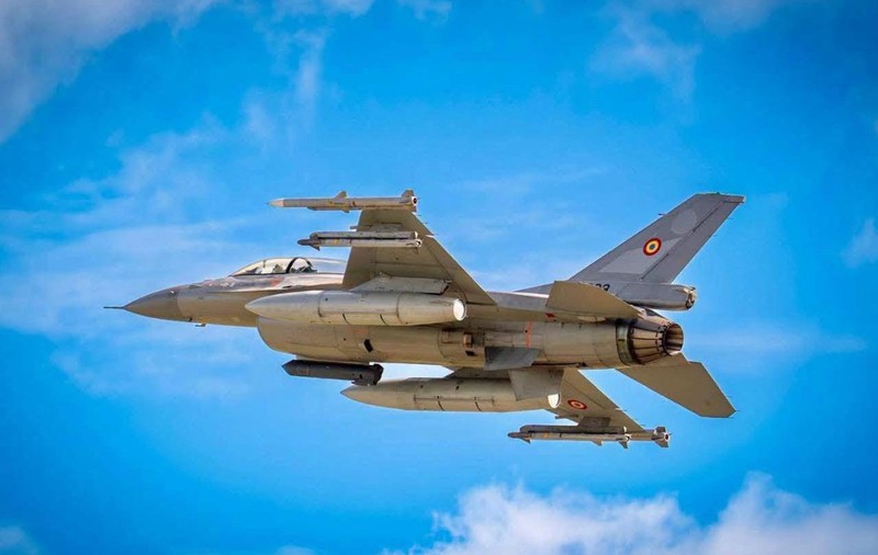 Un avion F-16 al MApN, care survolează România