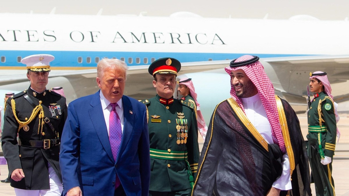 Președintele SUA Donald Trump (al doilea din stânga) este întâmpinat de Prințul Moștenitor Saudit Mohammed bin Salman Al Saud (d) la sosirea sa pe Aeroportul Malik Khalid, pentru prima etapă a turneului său în trei națiuni din Orientul Mijlociu, la Riyadh, Arabia Saudită, pe 13 mai 2025