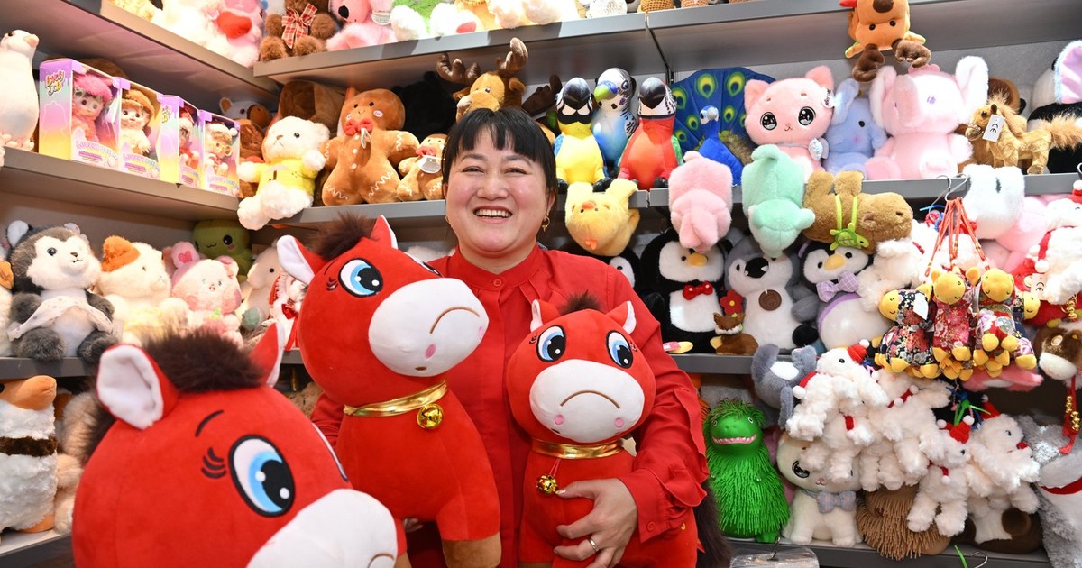 Un angajat prezintă jucăriile de pluș „calul care plânge” într-un magazin din Yiwu International Trade City din Yiwu, provincia Zhejiang, estul Chinei, 12 ianuarie 2026. O jucărie de pluș în formă de cal cu o expresie posomorâtă a devenit recent virală pe internetul chinezesc.