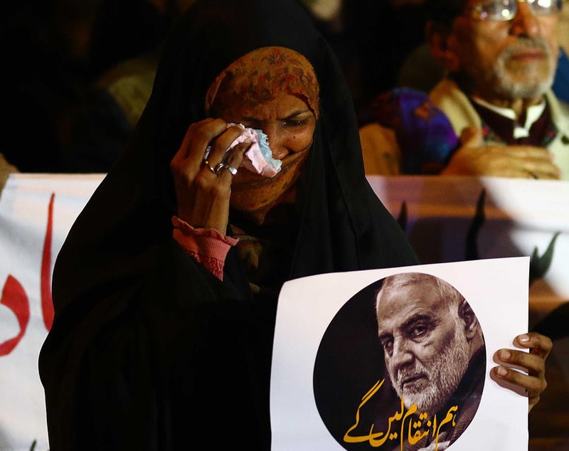 Iranul este în doliu după moartea generalului Qassem Soleimani. Mii de oameni protestează, prezentatorii plâng la TV
