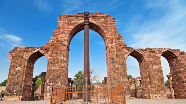 Celebrul Stâlp de Fier din New Delhi, din incinta complexului Qutb Minar, inclus pe lista patrimoniului mondial UNESCO. Sursă foto: Profimedia Images