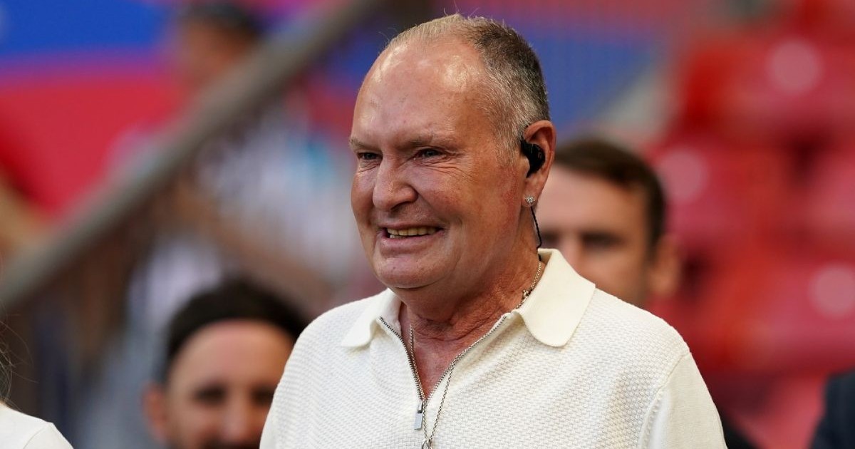 Fostul jucător al Angliei, Paul Gascoigne, in tricoul alb, zâmbind, înaintea meciului din Grupa C de calificare la UEFA Euro 2024, disputat pe Old Trafford, Manchester. 19 iunie 2023.