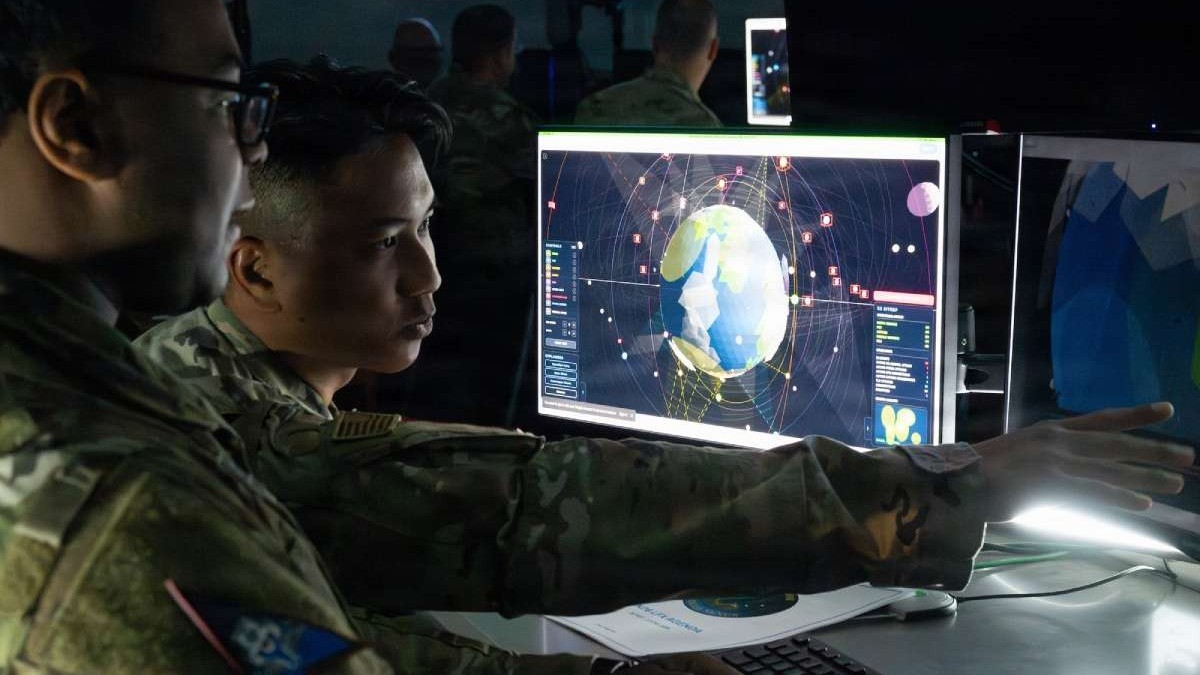 O echipă Space Force monitorizează situația orbitală actuală.