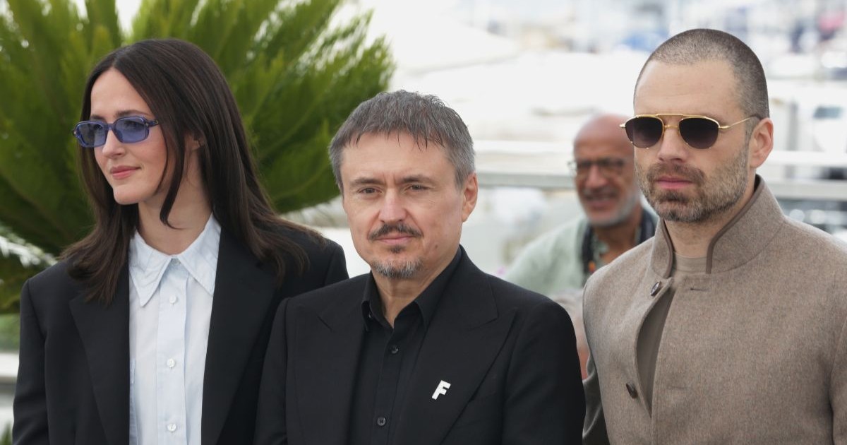 Actrita norvegiana Renate Reinsve, regizorul roman Cristian Mungiu si actorul romano-american Sebastian Stan pozeaza in timpul sesiunii foto pentru filmul „Fjord”, la cea de-a 79-a editie a Festivalului de Film de la Cannes, marti, 19 mai 2026.