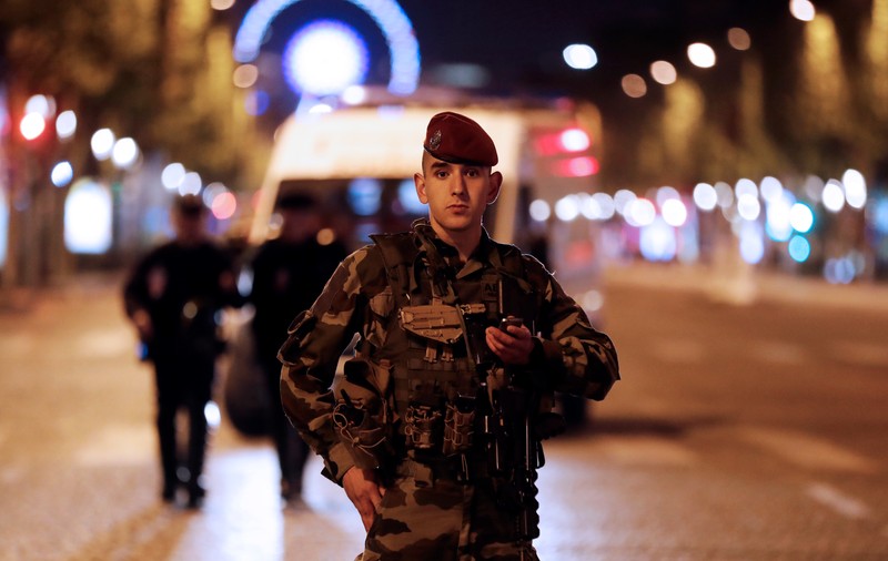 UPDATE | Atac terorist pe Champs Elysees: Trei persoane au fost arestate. Bilete cu adrese ale sediilor forțelor de ordine, găsite în mașina atacatorului