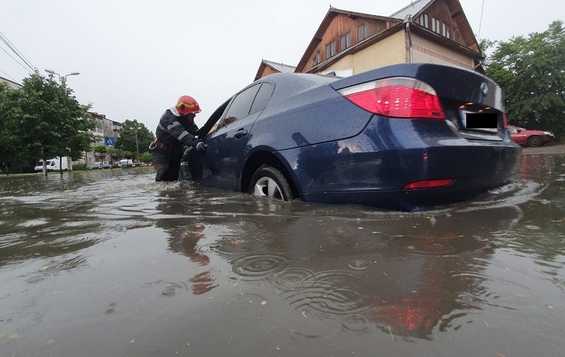 Cod galben de ploi, vijelii și grindină până la noapte. Ce județe vor fi afectate