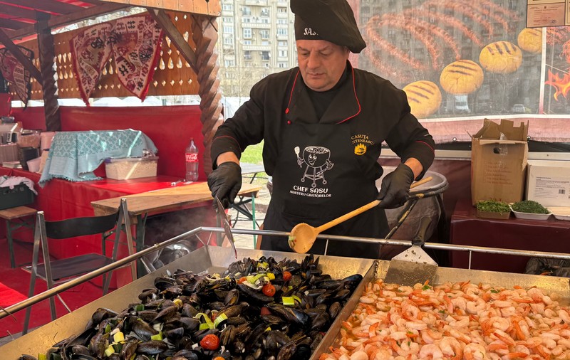 Cât costă o ciorbă pescărească lipovenească la Festivalul Pescăresc din București? O bucată de crap, cât un kilogram, în Obor