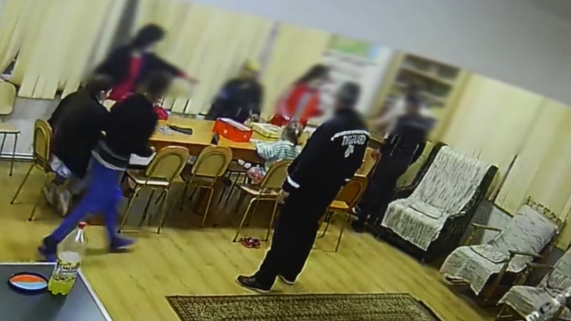 Educatoare filmată când lovește un copil dintr-un centru de plasament, în Mehedinți. Aceasta a fost concediată