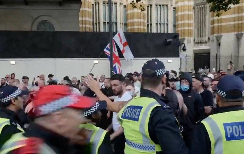 Ciocniri cu poliţia în faţa Downing Street, la Londra, după protestele antiimigraţie din Southport | VIDEO