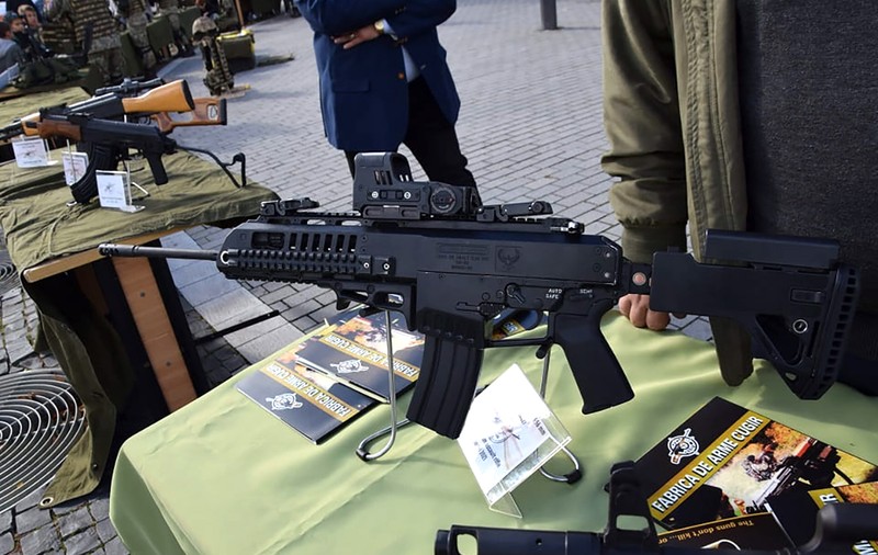Uzina Mecanică Cugir va produce 6.000 de pistoale și arme de asalt la standarde NATO. Detaliile parteneriatului cu italienii de la Beretta