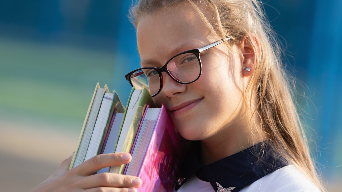 Elevii de clasa a IX-a au început liceul cu o programă școlară nouă, dar fără niciun manual. Foto: Shutterstock