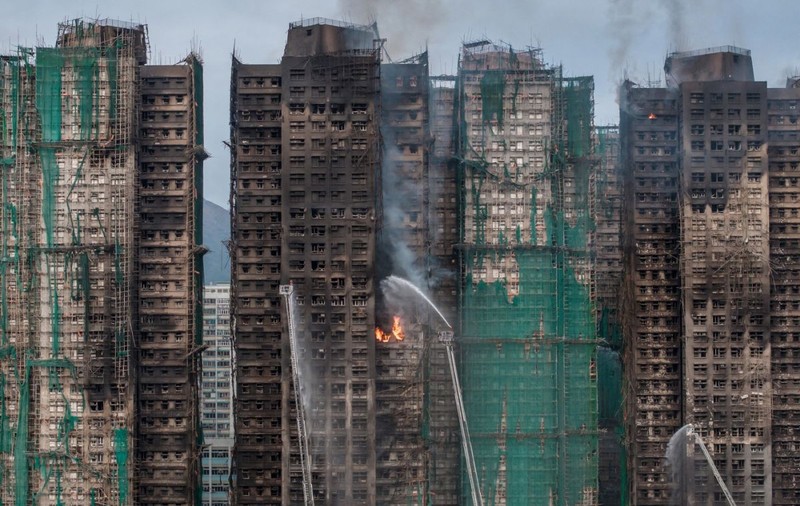 Un bărbat a supraviețuit la etajul 16 într-unul dintre blocurile incendiate din Hong Kong și a fost salvat de pompieri. Numărul morților a ajuns la 65