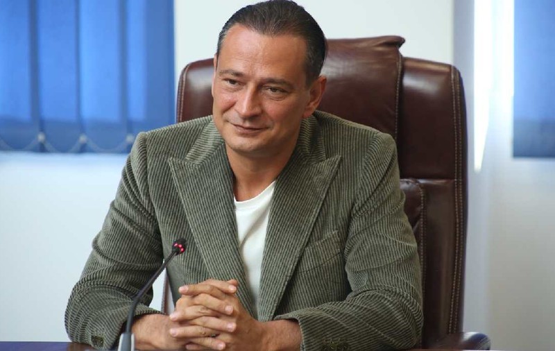 De ce panourile electorale ale lui Daniel Băluță au sigla PSD foarte mică. Explicația social democratului