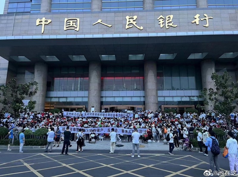 Demonstrații ale chinezilor în fața Băncii Centrale a Chinei din Zhengzhou, 10 iulie (sursa foto Profimedia)