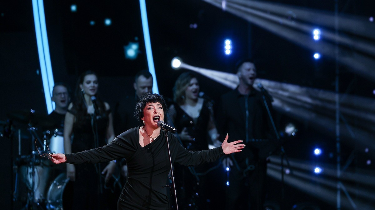 Lolita Miliavskaia pe scenă în timpul unui concert.