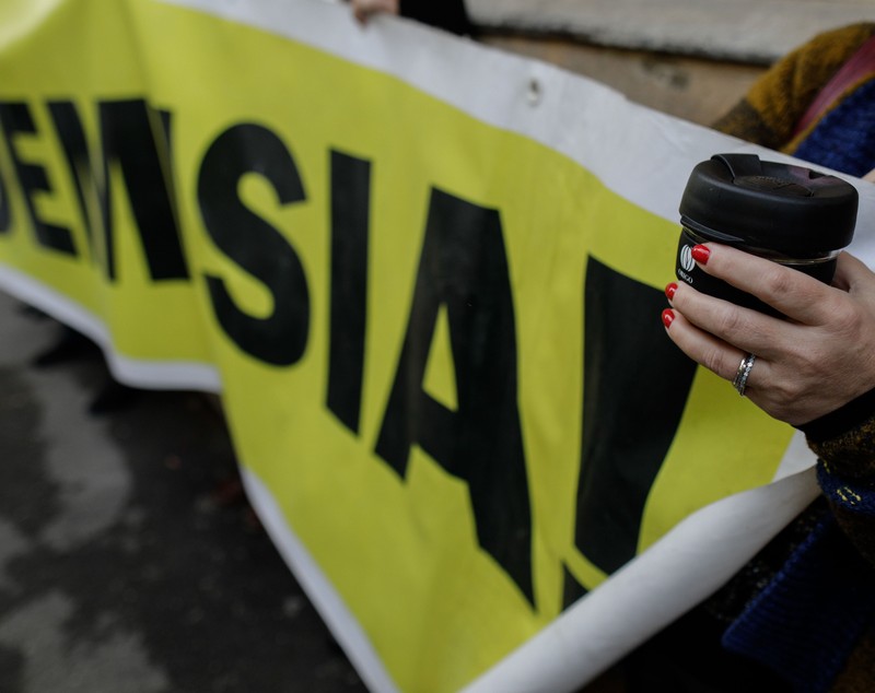 A doua zi de protest în fața Ministerului Educației față de plagiatul lui Cîmpeanu. Mai multe personalități îi cer demisia ministrului