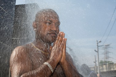 Un pelerin se spală în mod ritual înaintea începerii drumului către templul de la Batu Caves. Purificarea rituală prin spălare și ungere cu uleiuri și prafuri aromatice îi ajută pe credincioși să lase cele lumești în urmă pe durata pelerinajului și să își concentreze gândurile asupra îndeplinirii jurământului față de zeu.
