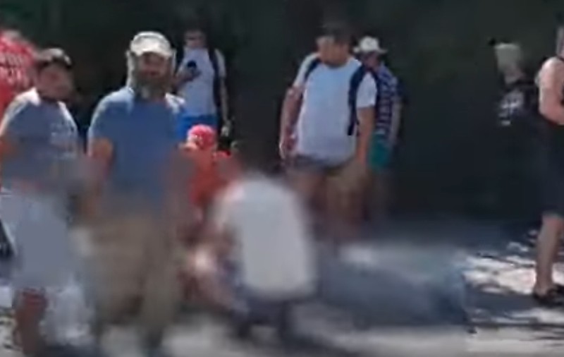 Un șofer de autocar nervos s-a dat jos din mașină să înjure un pieton, dar a fost luat la bătaie de acesta, în Eforie Nord I VIDEO