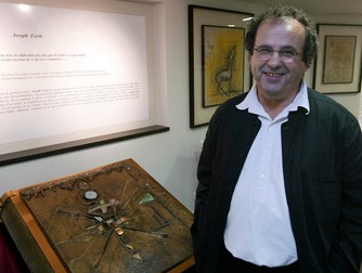 Christian Karoutsos a achiziționat, în februarie 2003, această carte monumentală de 210 kg. Sursa foto: Profimedia