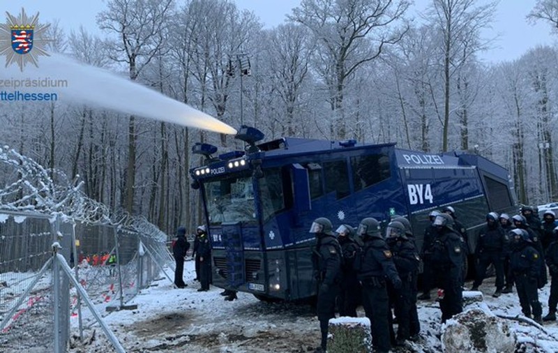 VIDEO | Poliția din Germania a folosit tunuri de apă împotriva protestatarilor care se opun defrişării unei păduri