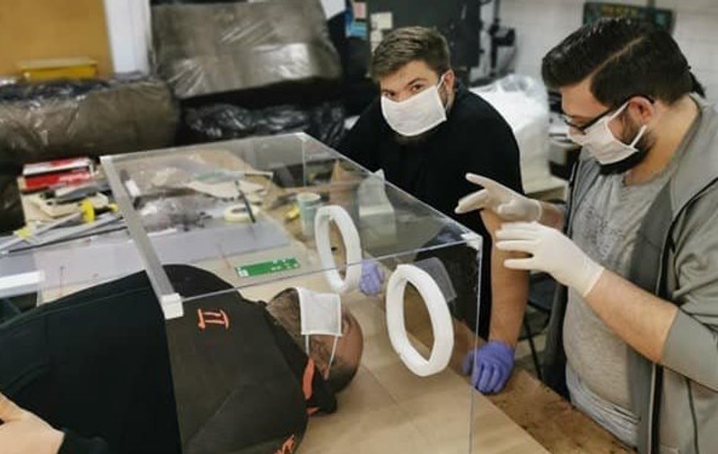 „Acvariul” care-i protejează pe medici de coronavirus, făcut la Cluj-Napoca