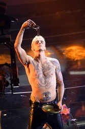 Achille Lauro, pe scena Festivalului de la Sanremo, interpretând piesa "Domenica", 1 februarie 2022. | Foto: Profimedia Images