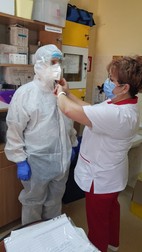 Jandarmii au fost echipați special pentru a intra în saloanele în care sunt internați pacienți cu COVID-19