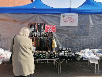 Centrul de vaccinare e mai în spatele pieţei, ascuns între tarabe
