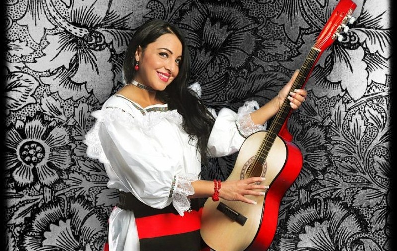 Solista de muzică de petrecere Cristina Anghel, alias KristYana, s-a măritat. Neamurile au venit la București îmbrăcate în costume oșenești