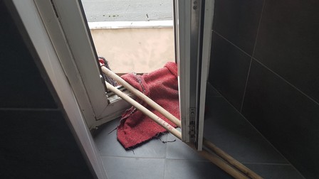 În memoria viruşilor victime colaterale, la geamul UPB a fost arborat un mop în bernă