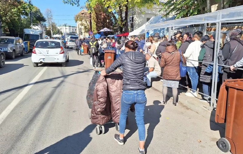 O mamă singură a unui băiat de 12 ani din Iași a strâns sute de PET-uri pe zi, la pelerinajul de Sf. Parascheva: „Să poată merge la școală, să nu fie ca mine, cu 4 clase”