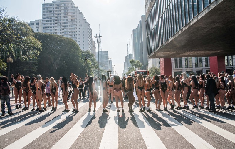 Concurentele la Miss Bum Bum au oprit traficul. Au defilat pe străzi în costume de baie