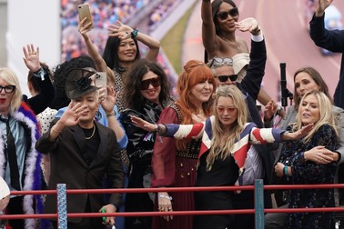 Fotomodelele Kate Moss, Naomi Campbell și Patsy Kensit, la festivitățile din fața Palatului Buckingham, Londra | Foto: Profimedia