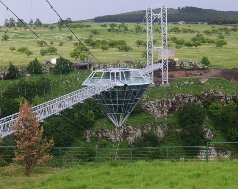 Bar din sticlă în formă de diamant, suspendat la 280 de metri deasupra unui canion. În ce țară a fost construit