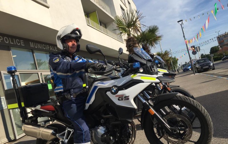 Un adolescent pe bicicletă a depășit motocicleta BMW a poliției, pe autostradă. Avea 120 km/h, polițistul „s-a simțit ca și cum ar fi stat pe loc”