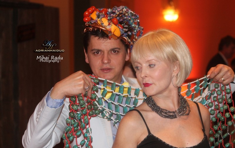 Adrian Haiduc A DAT LOVITURA ÎN SUA! Designerul a vândut o eşarfă preţioasă la cea mai tare expoziție de bijuterii | FOTO
